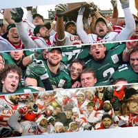 Montage avec trois photos montrant des joueurs de football en train de fêter leur victoire.