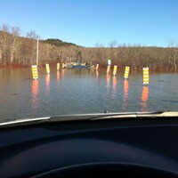 Une route inondée dans le secteur du lac Beauchastel, près de Rouyn-Noranda