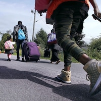 Une famille de demandeurs d'asile traverse la frontière canadienne.