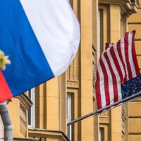 Un drapeau russe flotte aux côtés du drapeau des États-Unis. 