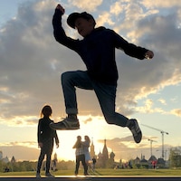 Un enfant saute dans un parc moscovite.