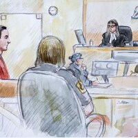Dessin d'un artiste de cour. Ryan Grantham sur le banc des accusés écoute la juge.