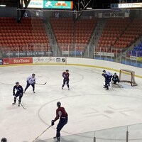 Les Sags s'entraînent sur la patinoire du Centre Georges-Vézina.
