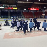 Une séance d'entraînement d'une équipe de hockey.