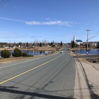 Une photo de la communauté de Saint-Simon sous un ciel bleu.