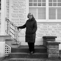 Béatrice Vachon devant sa résidence de Sainte-Marie.