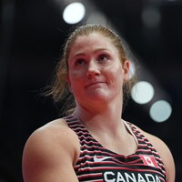 Sarah Mitton dans son maillot rayé noir et rouge du Canada, sous les projecteurs du stade.