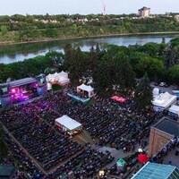 Une vue en plongée sur le site du Festival de jazz de la Saskatchewan.