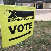 Une affichette d'Élections Canada.