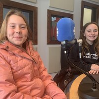 Savannah Daniel et Emma Auger dans le studio de Radio-Canada à Rouyn-Noranda.