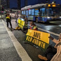 Des manifestants assis sur une route.