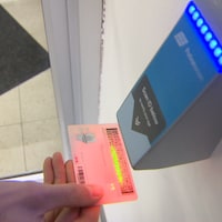 Un permis de conduire est scanné par un dispositif à l'entrée d'un magasin Ace Liquor à Edmonton.
