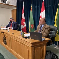 Le médecin hygiéniste en chef de la Saskatchewan, Saqib Shahab, accompagné du premier ministre de la Saskatchewan, Scott Moe lors d'une conférence de presse.