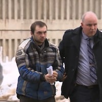 Sébastien Miville, escorté par 2 enquêteurs de la Sûreté du Québec, à son arrivée au Palais de justice de Rivière-du-Loup.