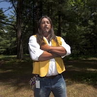 Serge Simon, grand chef de Kanesatake, devant la pinède d'Oka.