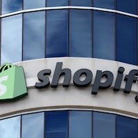 Le logo de Shopify sur un bâtiment.