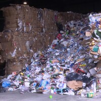 Des matières recyclables entassées dans un centre de recyclage, à Sudbury.