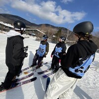 Quelques membres de l'équipe de ski acrobatique du Québec discutent avec leur entraîneur Jean-François Houle