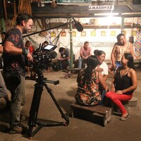 L'équipe en action lors du tournage de la troisième saison de la série Skindigenous, un documentaire sur l'art du tatouage produit par Jason Brennan de Nish Media, un membre de la communauté de la Première Nation de Kitigan Zibi.