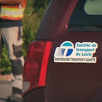 Logo de la Socété de transport de Lévis sur un véhicule.