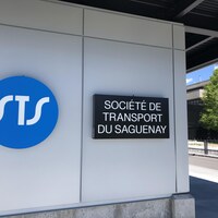 La pancarte de la Société de transport du Saguenay installée sur un arrêt d'autobus à l'Université du Québec à Chicoutimi. 