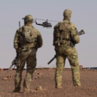 Des soldats patrouillent.