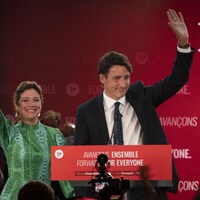 Sophie Grégoire et Justin Trudeau saluent la foule au rassemblement libéral.