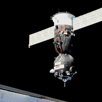 La capsule Soyouz quelques instants avant son amarrage à la Station spatiale internationale.