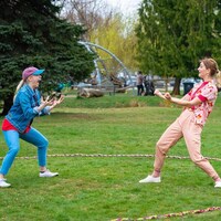 Deux danseuses se font face dans un parc entourées d'un cercle.