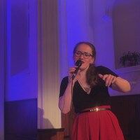 La chanteuse Marie-Claire Linteau sur scène