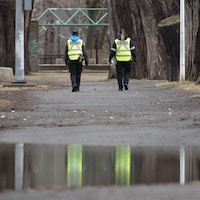 Deux cadets du SPVM marchent côte à côte dans un parc.