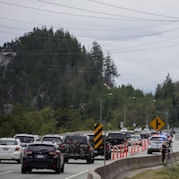 Un file de voitures sur l'autoroute entre Vancouver et Whistler. 