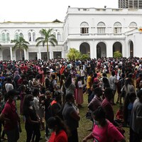 Une foule se presse pour visiter la résidence officielle du président sri-lankais Gotabaya Rajapaksa à Colombo, après qu'elle a été envahie par des manifestants anti-gouvernementaux. 