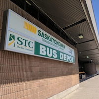 La devanture de l'ancienne station de la Compagnie de transport de la Saskatchewan à Saskatoon