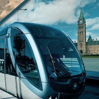Montage photo d'un tramway avec en arrière-plan le parlement d'Ottawa et le Musée canadien de l'histoire à Gatineau.