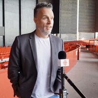 Steve Dubé parle au micro de Radio-Canada.                               