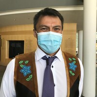 Le député Steve Norn est photographié à l'Assemblée législative des Territoires du Nord-Ouest.