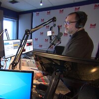 Un studio de radio avec trois animateurs.