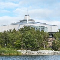 Le centre Science Nord de Sudbury, vu du lac Ramsey