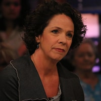 Mme Montgomery en entrevue dans une émission de télévision.