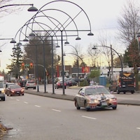 Des voitures circulent sur une artère de Surrey.