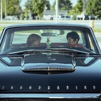 Deux femmes discutent à l'intérieur d'une voiture, une image tirée d'un film. 