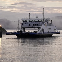 Un navire sur la rivière Saguenay qui arrive bientôt au port, on peut voir de la brume autour du navire.