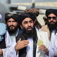 Des talibans habillés de blanc.