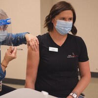 Une femme se fait vacciner contre la COVID-19.