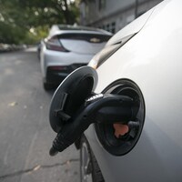 Une voiture branchée sur une borne de recharge.