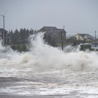 De hautes vagues frappent la côte atlantique.