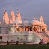 L'énorme temple blanc BAPS Shri Swaminarayan Mandir avec ses tourelles.