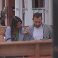 Un couple regarde un menu dans le Vieux-Hull et des clients sont attablés sur les terrasses des restaurants de la rue Laval.