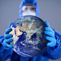 Un médecin tient la Terre entre ses mains.